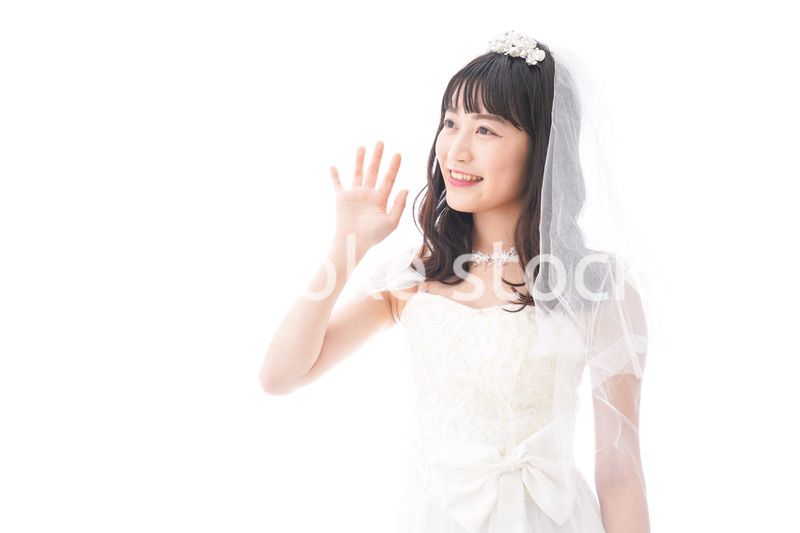 手をふるドレス姿の花嫁