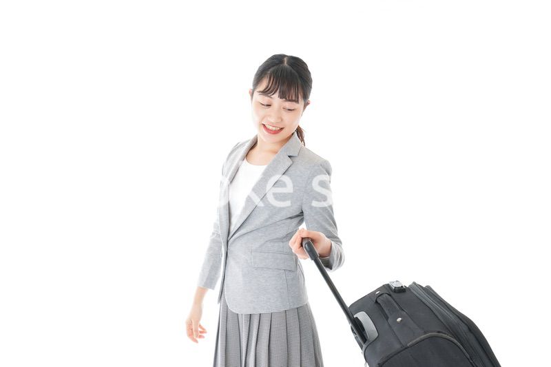 出張に行く若いビジネスウーマン
