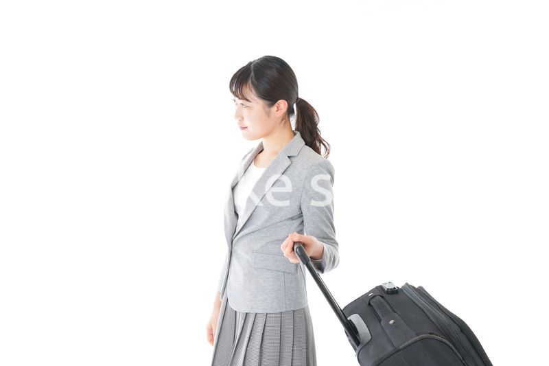 出張に行く若いビジネスウーマン