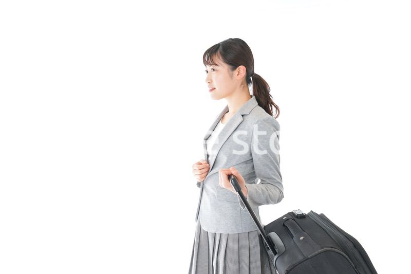 出張に行く若いビジネスウーマン
