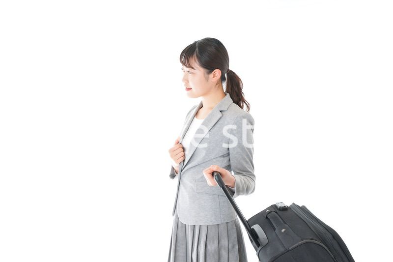 出張に行く若いビジネスウーマン