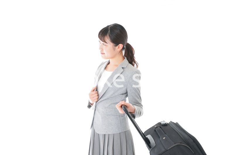 出張に行く若いビジネスウーマン