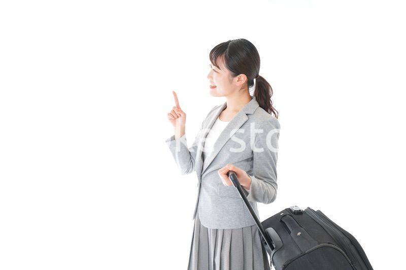 出張に行く若いビジネスウーマン