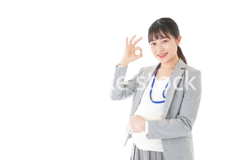 OKサインをする妊娠中のビジネスウーマン