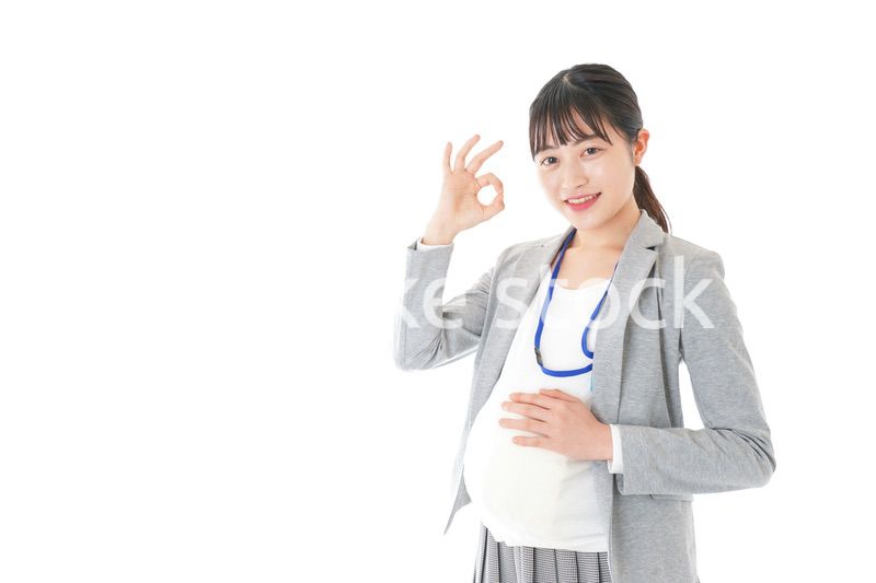 OKサインをする妊娠中のビジネスウーマン