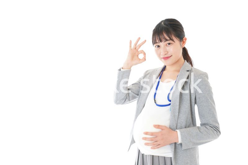 OKサインをする妊娠中のビジネスウーマン