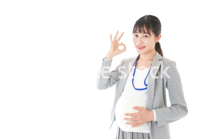 OKサインをする妊娠中のビジネスウーマン