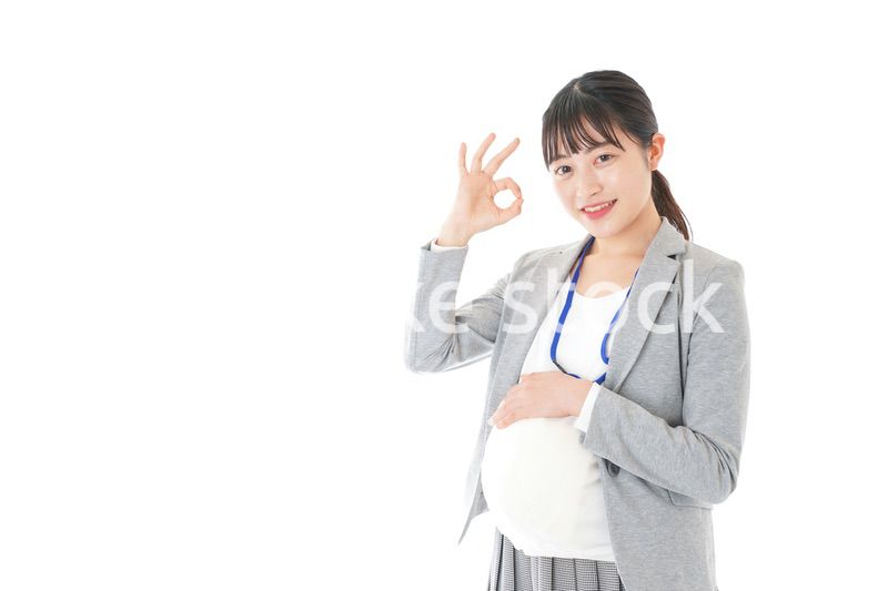 OKサインをする妊娠中のビジネスウーマン