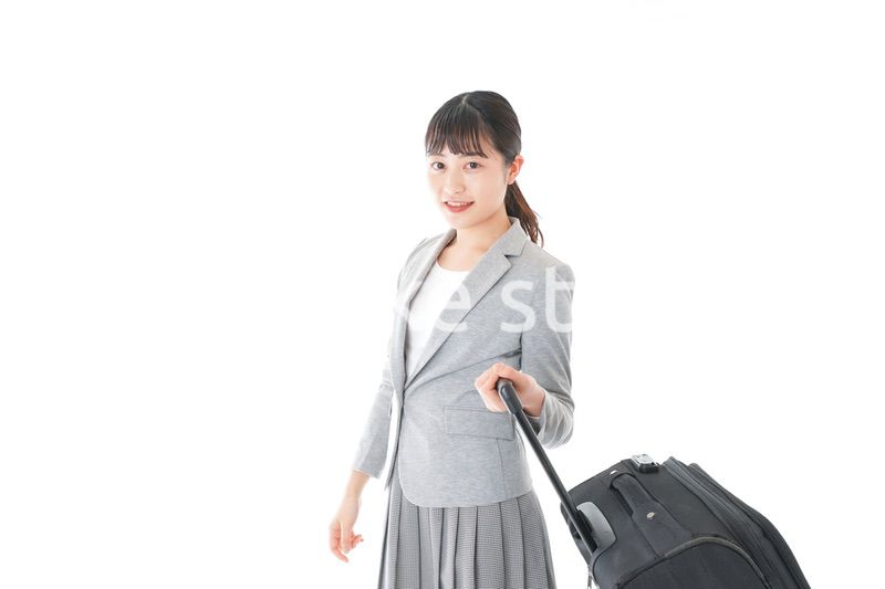 出張に行く若いビジネスウーマン