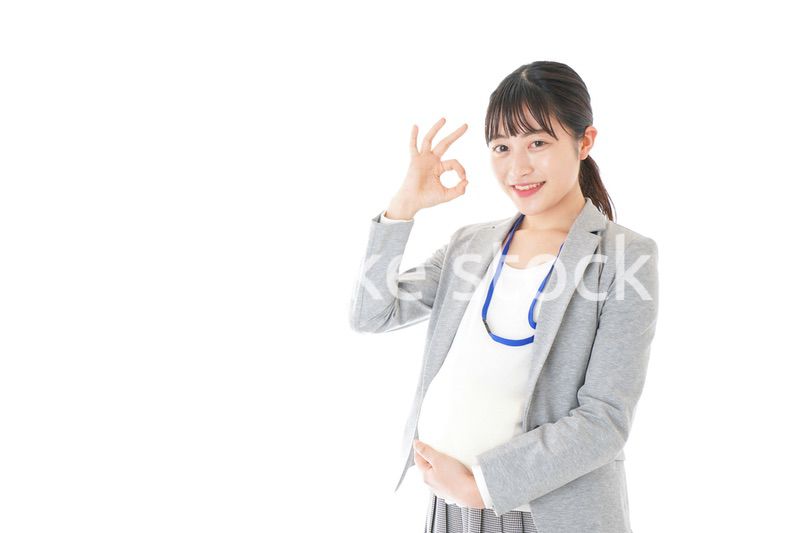 OKサインをする妊娠中のビジネスウーマン