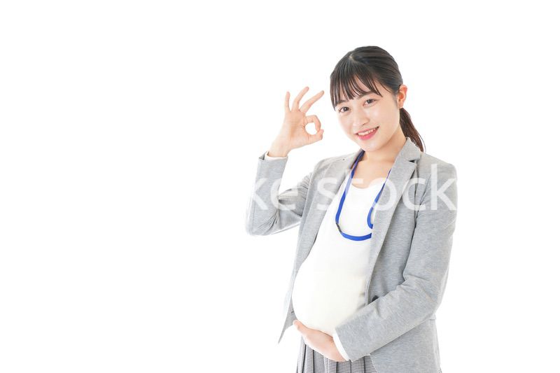 OKサインをする妊娠中のビジネスウーマン