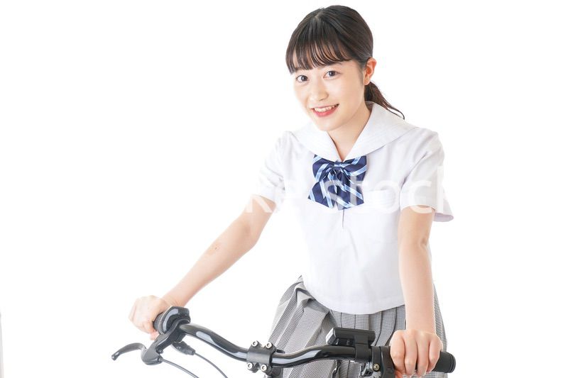 自転車通学をする制服姿の学生