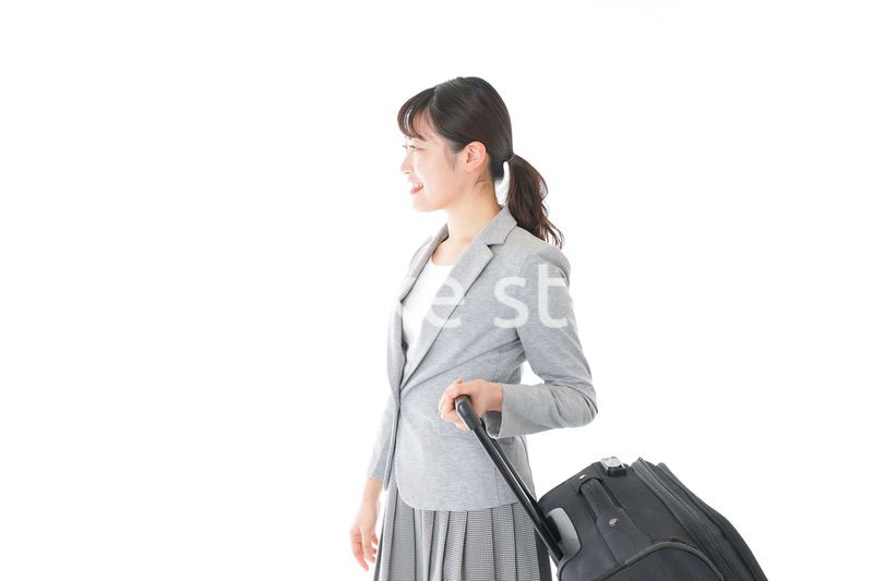出張に行く若いビジネスウーマン