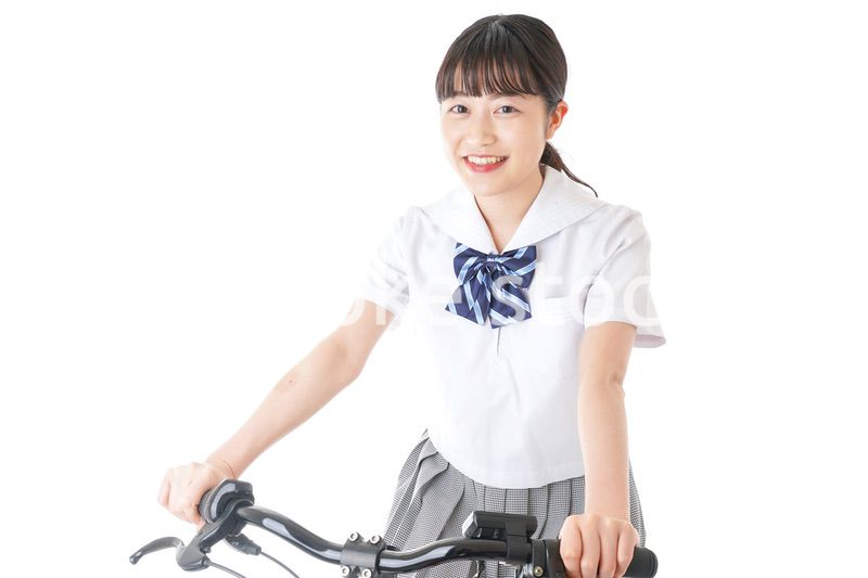 自転車通学をする制服姿の学生