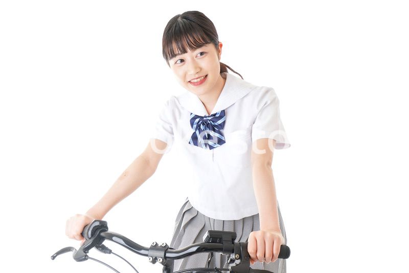 自転車通学をする制服姿の学生