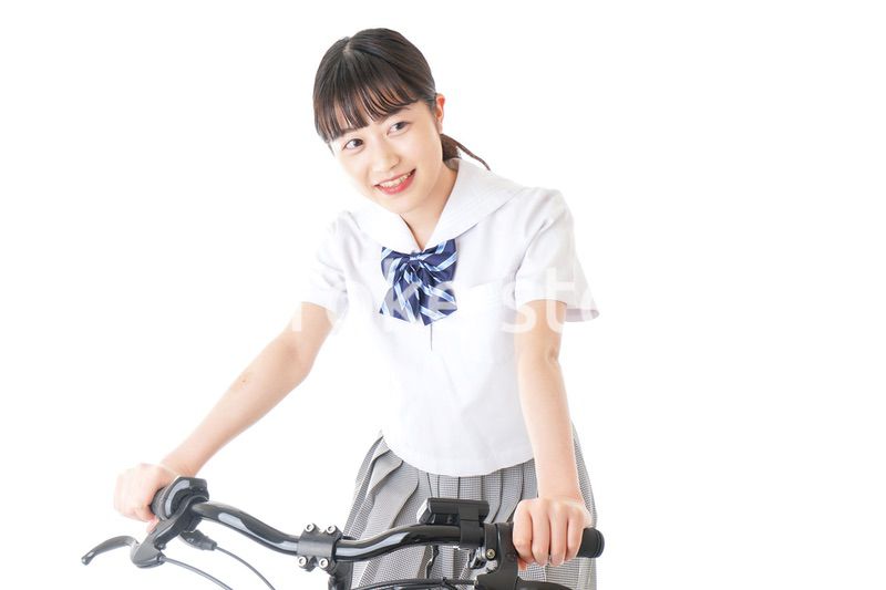 自転車通学をする制服姿の学生