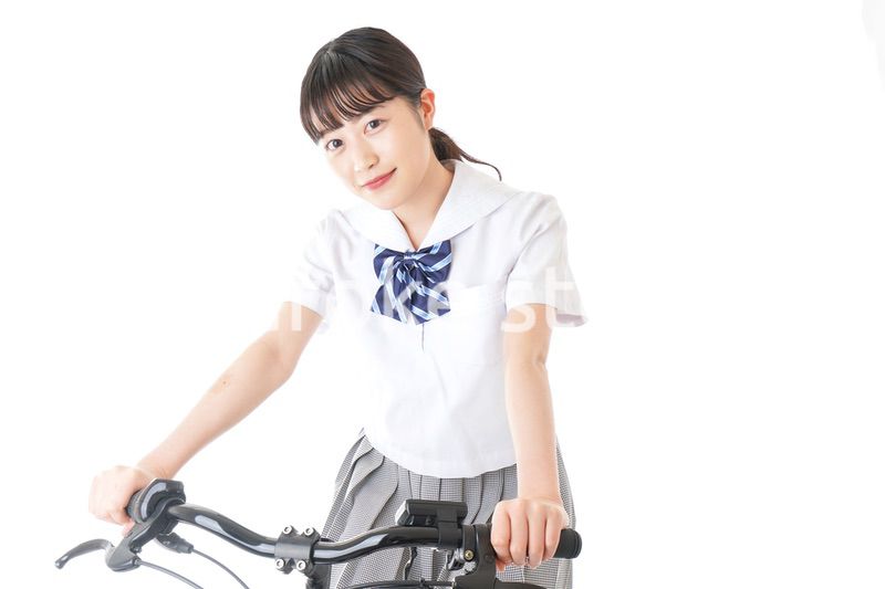 自転車通学をする制服姿の学生