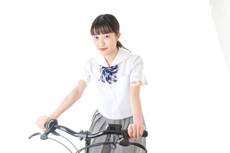 自転車通学をする制服姿の学生