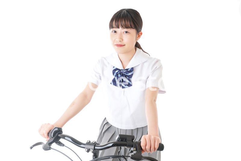自転車通学をする制服姿の学生