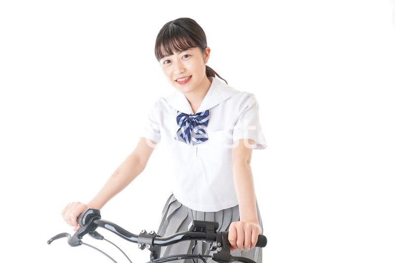 自転車通学をする制服姿の学生
