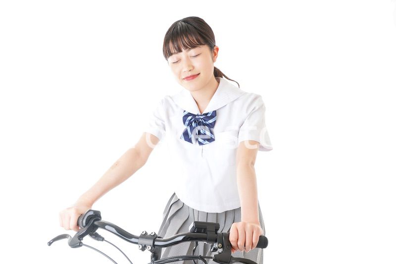 自転車通学をする制服姿の学生