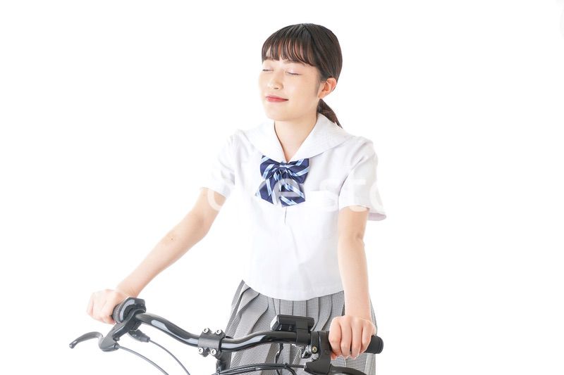 自転車通学をする制服姿の学生