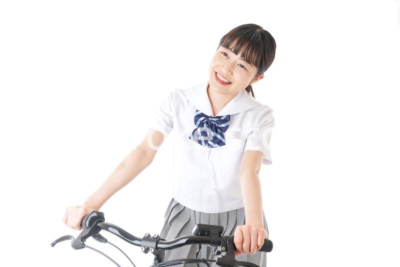 自転車通学をする制服姿の学生