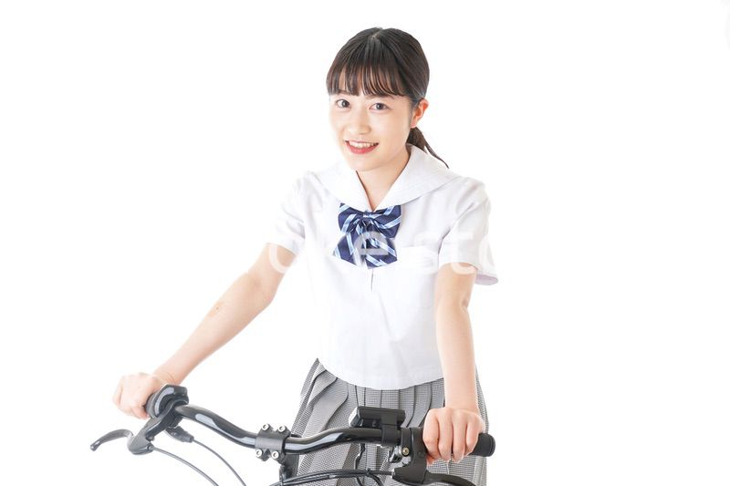 自転車通学をする制服姿の学生
