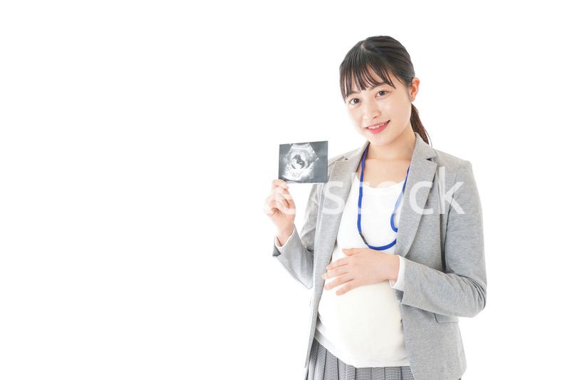 エコー画像を持つ妊娠中のビジネスウーマン