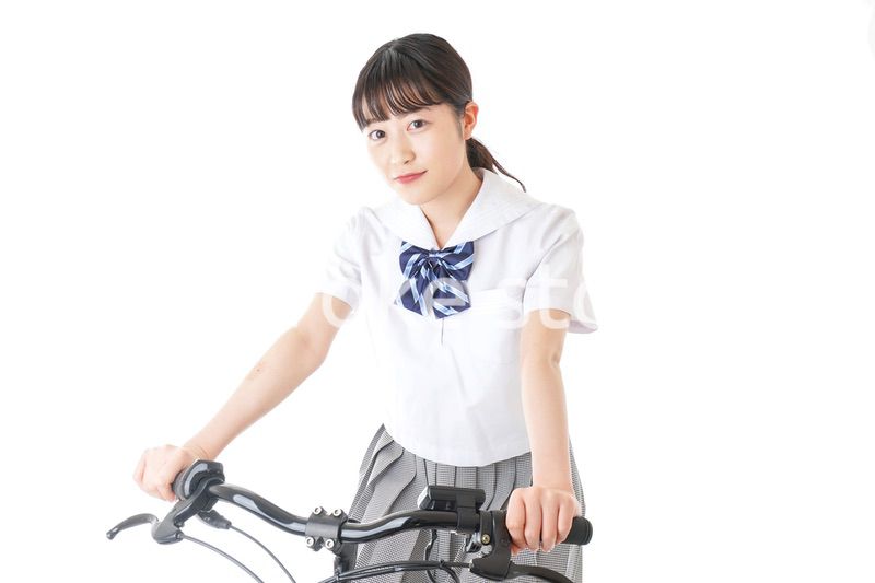 自転車通学をする制服姿の学生
