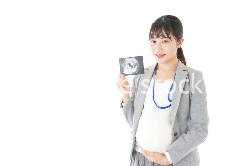 エコー画像を持つ妊娠中のビジネスウーマン