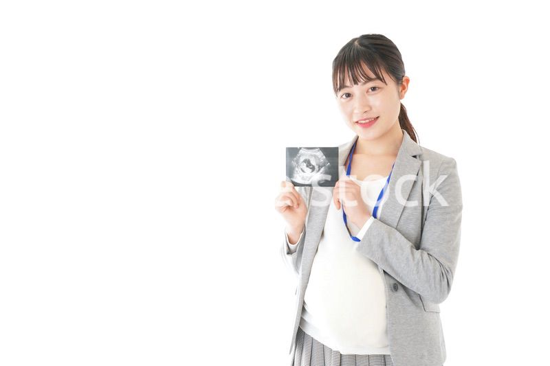 エコー画像を持つ妊娠中のビジネスウーマン