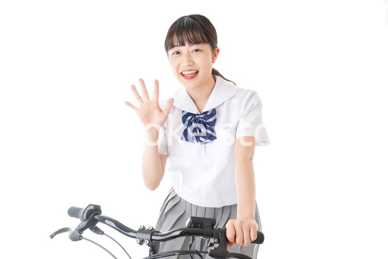 自転車通学をする制服姿の学生