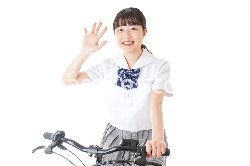 自転車通学をする制服姿の学生