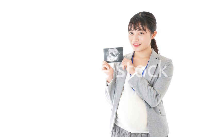 エコー画像を持つ妊娠中のビジネスウーマン