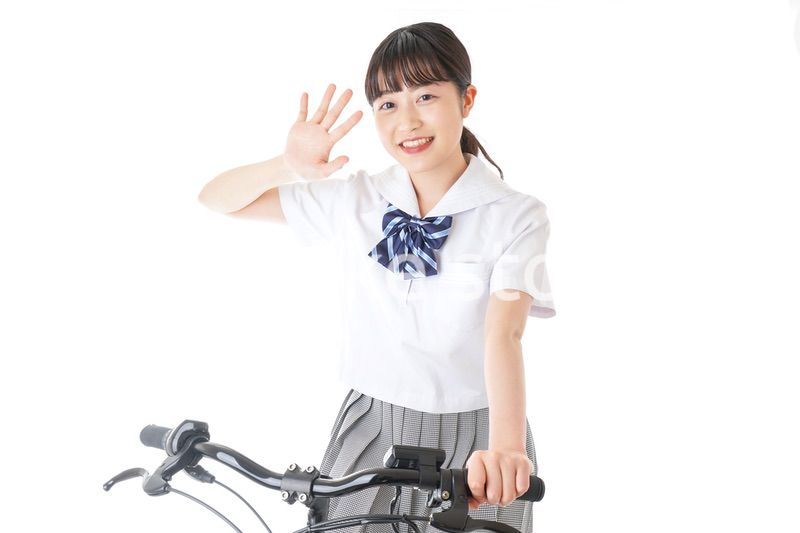自転車通学をする制服姿の学生