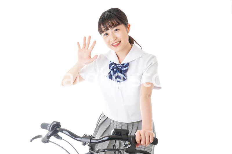自転車通学をする制服姿の学生