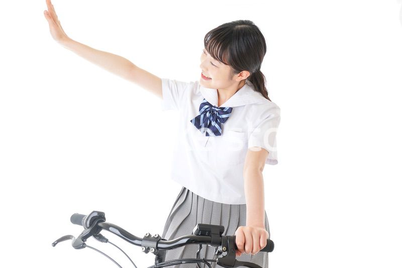 自転車通学をする制服姿の学生