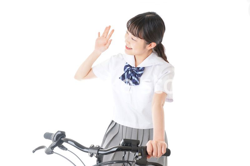 自転車通学をする制服姿の学生