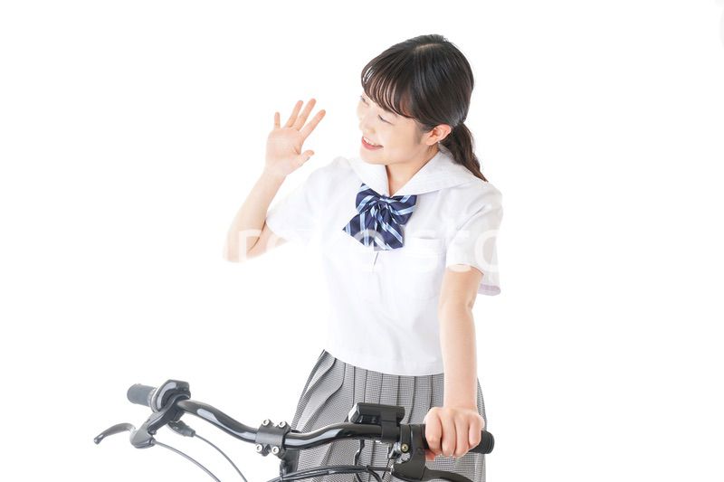 自転車通学をする制服姿の学生