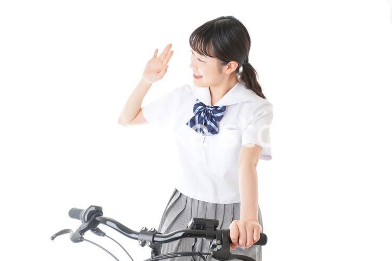 自転車通学をする制服姿の学生