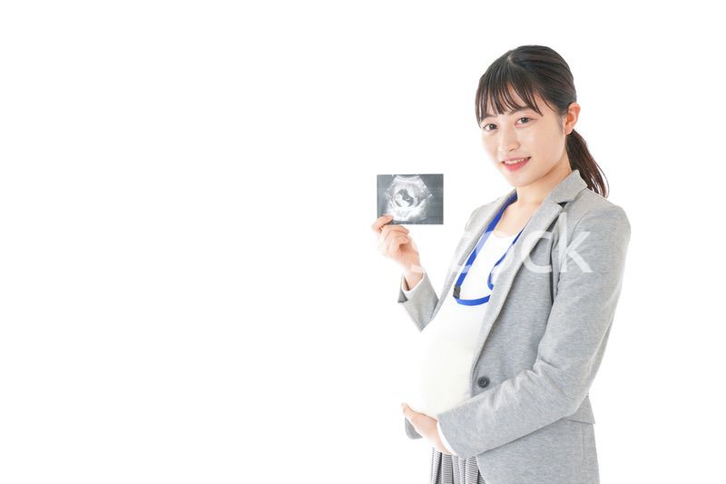 エコー画像を持つ妊娠中のビジネスウーマン