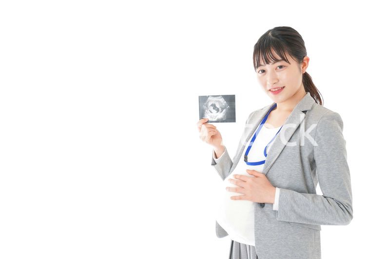 エコー画像を持つ妊娠中のビジネスウーマン