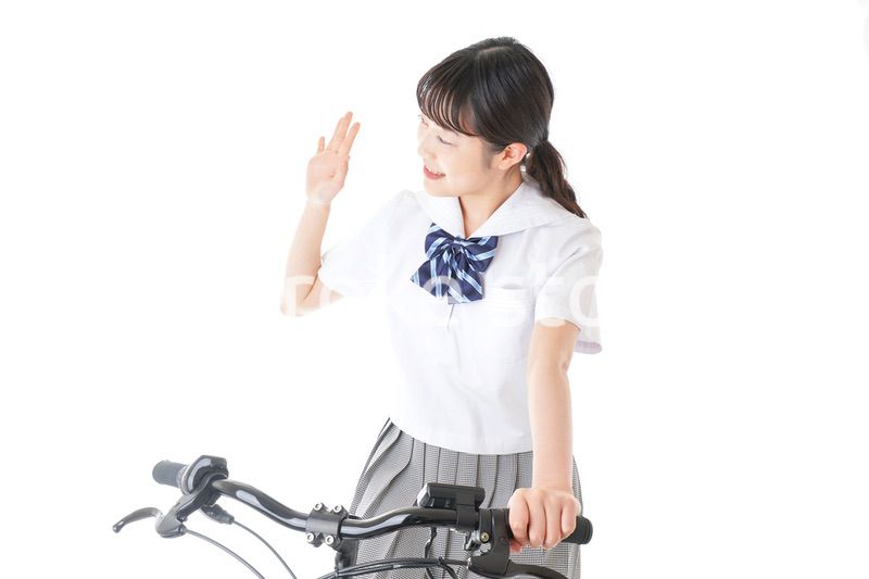 自転車通学をする制服姿の学生