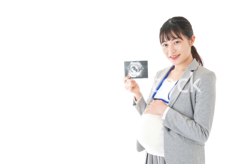 エコー画像を持つ妊娠中のビジネスウーマン