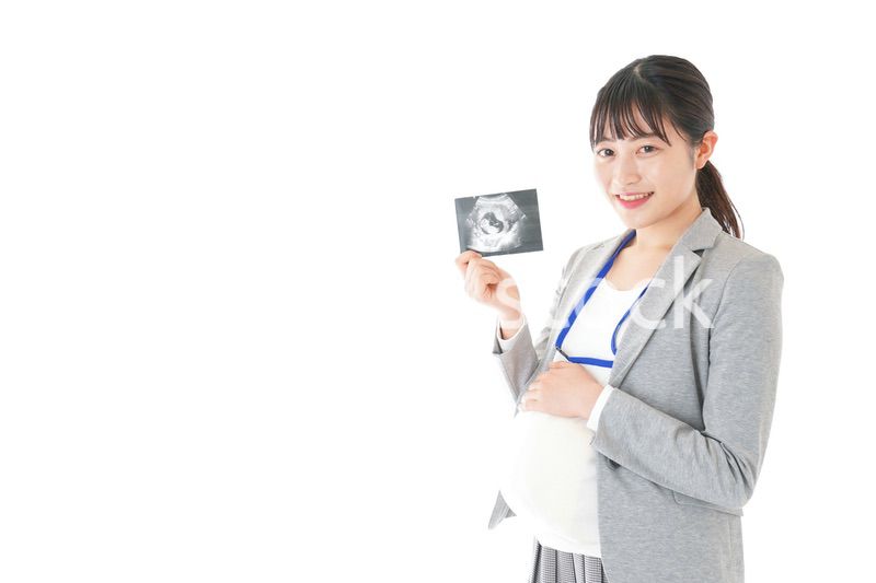 エコー画像を持つ妊娠中のビジネスウーマン
