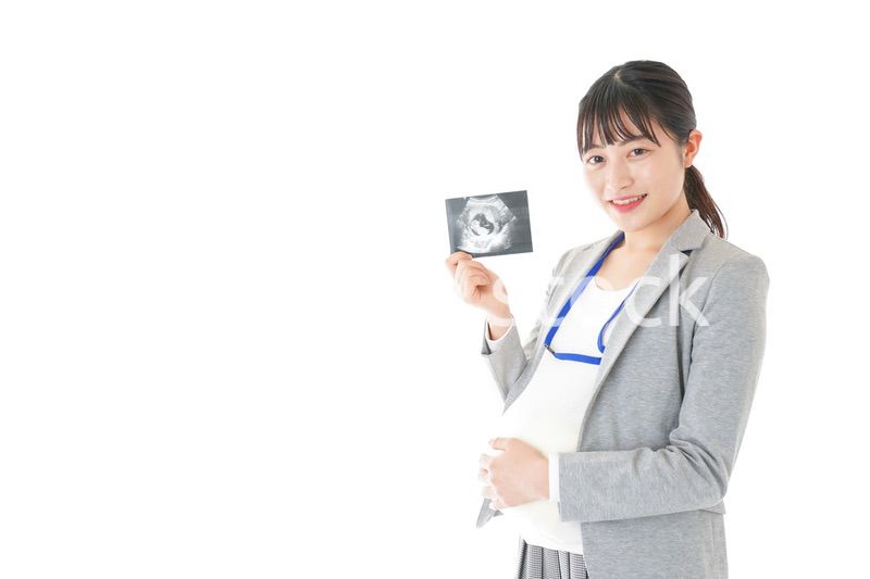 エコー画像を持つ妊娠中のビジネスウーマン