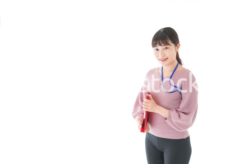 カジュアルウェアで働く若い女性