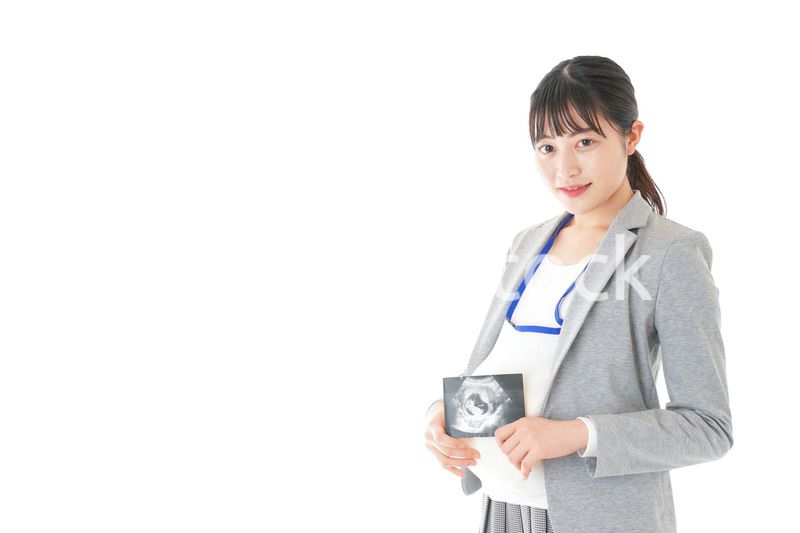 エコー画像を持つ妊娠中のビジネスウーマン