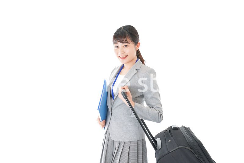 出張に行く若いビジネスウーマン